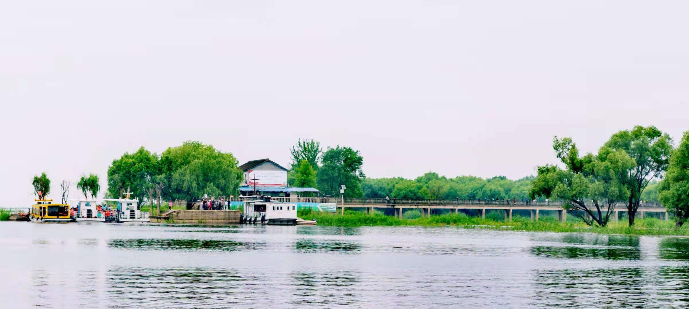 君山岛又遇涨水季，市民游玩需乘船登岛